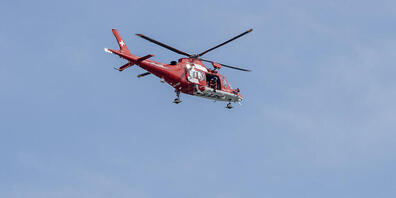 Ein Helikopter flog einen von zwei Verletzten in ein Spital. Es bestand der Verdacht auf Rückenverletzungen. (Archivbild)