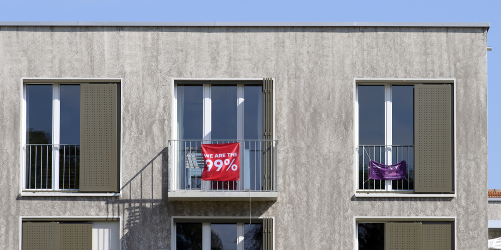 Die 99-Prozent-Initiative verlangt, dass Kapitaleinkommen, also etwa Einnahmen aus Kursgewinnen auf Aktien oder Dividenden, ab einem bestimmten Schwellenwert zu 150 Prozent besteuert werden, also 50 Prozent höher als Lohneinkommen.