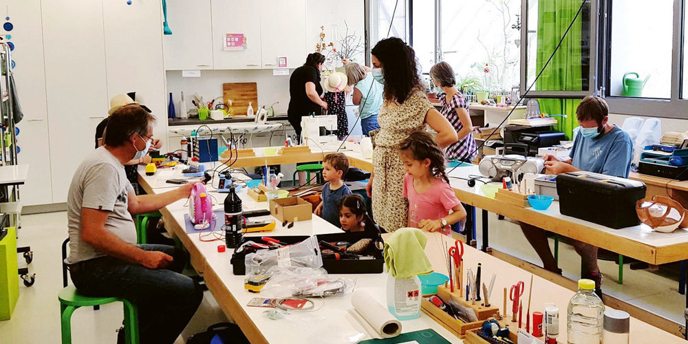 Die Reparaturcoaches an der Arbeit im Kinderlab in Landquart. 