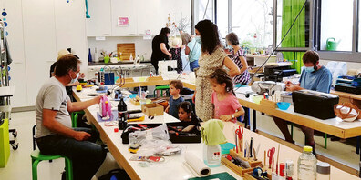 Die Reparaturcoaches an der Arbeit im Kinderlab in Landquart. 
