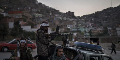 Kämpfer der Taliban sitzen auf der Ladefläche eines Pickups in Kabul. Foto: Felipe Dana/AP/dpa