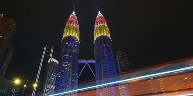 dpatopbilder - Die Petronas-Zwillingstürme in Kuala Lumpur. Foto: Vincent Thian/AP/dpa