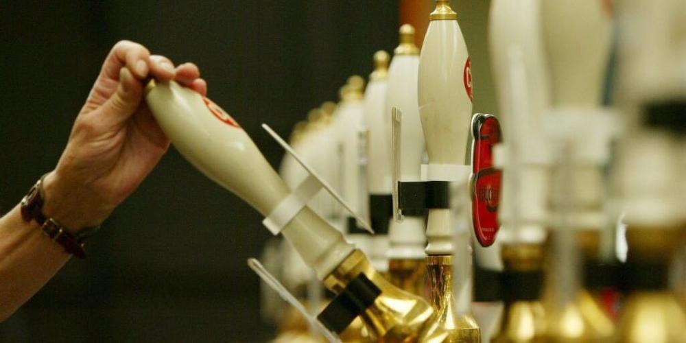 Engpässe bei Kohlendioxid könnten auch das Bier in Grossbritannien knapp werden lassen. (Archivbild)