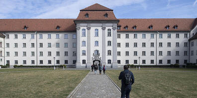 Die Mitte-EVP-Fraktion nimmt erfreut zur Kenntnis, dass sich der Kanton beim Staatsarchiv künftig auf einen Standort konzentrieren will.