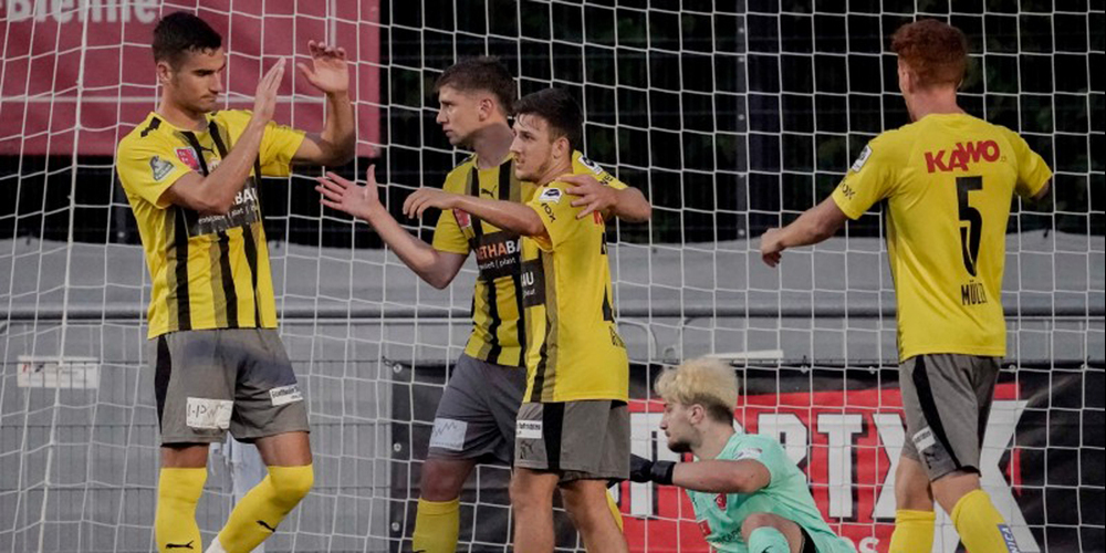 Guillermo Padula (2. v.l) wird von seinen Teamkollegen Ivan Prtajin, Danilo Del Toro und Serge Müller (v.l.n.r.) als jüngster Hattrickschütze gefeiert.