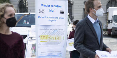 Vertreterinnen und Vertreter von "Kinder schützen - jetzt!" am Dienstag auf dem Bundesplatz in Bern. Sie verlangen, dass Kinder besser gegen das Coronavirus geschützt werden.