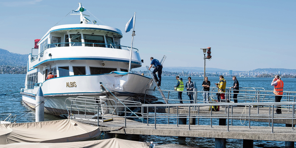 Die Kollision mit dem Steg in Küsnacht forderte im April 2016 zwei Dutzend Verletzte.