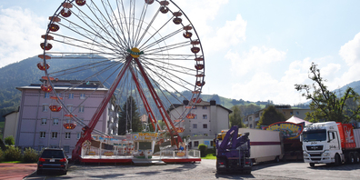 Das Riesenrad dreht sich dieses Jahr wieder: Seit Anfang Woche werden die Bahnen für den «Siebner Märt Light» aufgestellt.