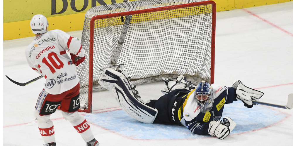 Roman Cervenka verlädt Ambri-Hüter Conz bei seinem Penalty zum 2:0.