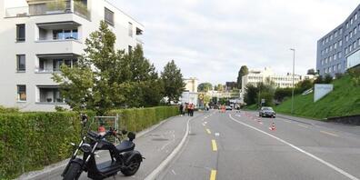 Eine Elektroroller-Fahrerin prallte in Horgen gegen eine Fussgängerin. Beide am Unfall beteiligten Personen mussten ins Spital gebracht werden.