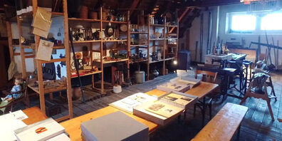 Die Ortskundliche Sammlung Dürnten ist Ortsmuseum und Ortsarchiv in einem und bewahrt Gegenstände, Bilder und Dokumente aus dem Leben der Dürntner Bevölkerung.