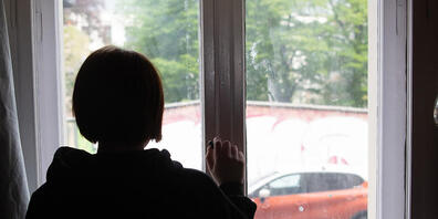 ARCHIV - ILLUSTRATION - Eine Jugendliche blickt aus einem Fenster. Die Pandemie hat bei Kindern und Jugendlichen in England deutliche Spuren bei der psychischen Gesundheit hinterlassen. Foto: Paul Zinken/dpa