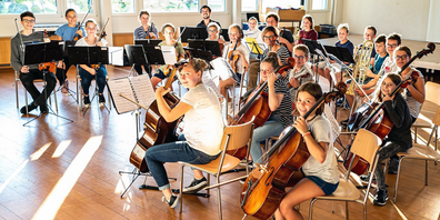 Die jungen Musikerinnen und Musiker freuen sich auf ihren Auftritt.