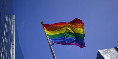 ARCHIV - Eine Regenbogenflagge ist im Finanzviertel gehisst und weht im Wind. Das Europaparlament hat die EU mit klarem Mehrheitsvotum zum Freiheitsraum für LGBTIQ-Personen erklärt. Foto: Francisco Seco/AP/dpa