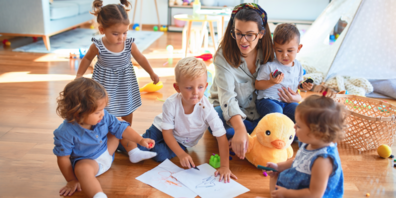 Sollen Kinder noch im Vorschulalter eine zweite Sprache erlernen, dann vor allem in Betreuungseinrichtungen wie Kita oder Spielgruppe, zeigt ein Bericht. (Themenbild)