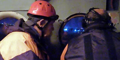 SCREENSHOT - Auf diesem Videostandbild sind Mitglieder eines Rettungsteams des russischen Katastrophenschutzministeriums während einer Suchaktion nach einer Antonow An-26 zu sehen, die 38 km vom Flughafen Chabarowsk entfernt und - vorläufigen Anga...