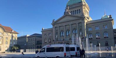Der Bundesplatz war am Donnerstagabend abgeriegelt. Die Polizei liess aber Passanten gewähren.