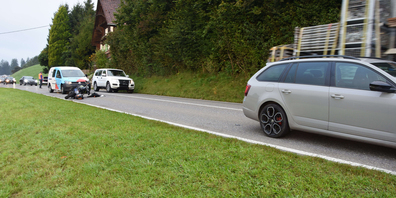 Der Motorradfahrer übersah, dass das Auto stillstand und fuhr hinten auf. 