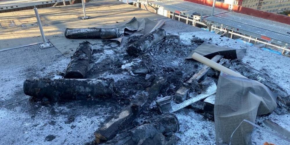 Auf dem Dach des Spitalneubaus geriet eine Holzpalette mit Bitumenrollen in Brand.