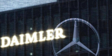 Der Autobauer Daimler steigt für seine Elektroautos in die Batteriezellen-Allianz der französischen Grosskonzerne Stellantis und Totalenergies ein. (Archivbild)