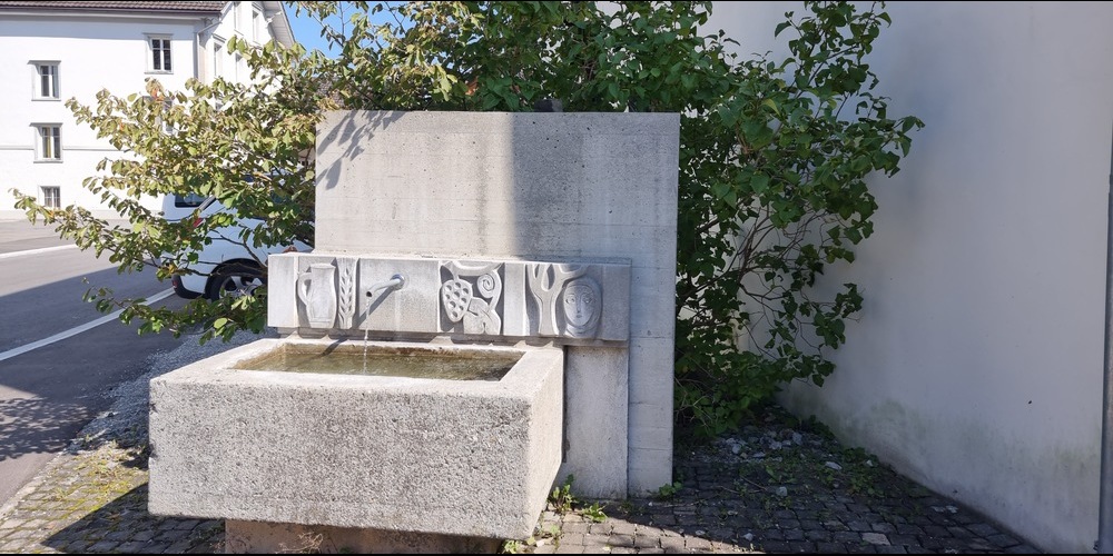 Der Löwenbrunnen plätschert wieder fröhlich vor sich hin