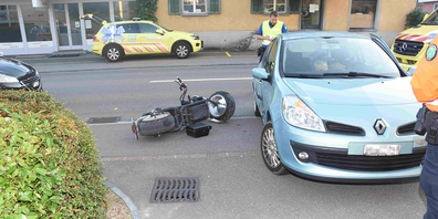 Das am Unfall beteiligte Auto und das Leichtmotorfahrrad.
