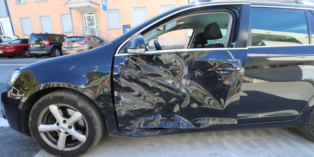 Ein Motorkarren und ein Auto kollidierten. Es entstand mittlerer Sachschaden