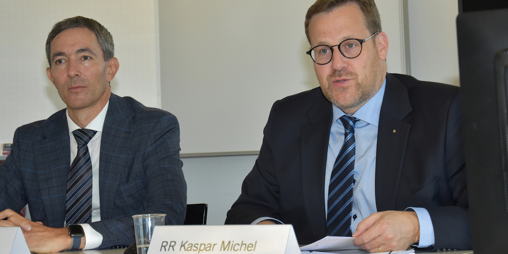 Präsentierten gestern in Schwyz das Budget 2022: Finanzdirektor Kaspar Michel (rechts) und Hermann Grab, der Vorsteher des Amts für Finanzen.