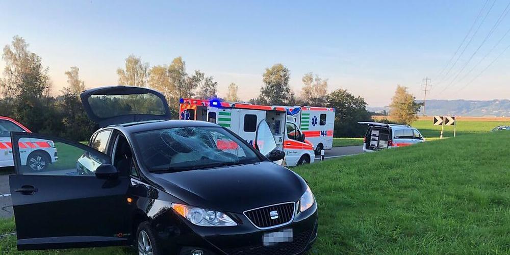 Der Personenwagen kam nach einem missglückten Überholmanöver in Friltschen TG von der Strasse ab. Das Fahrzeug erfasste am Strassenrand eine 22-jährige Fussgängerin und einen 26-jährigen Fussgänger. Die Frau wurde schwer, der Mann mittelschwer ver...