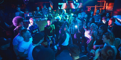 Endlich wieder unbeschwert Abtanzen: Das Land Vorarlberg will einer Gratis-Clubnacht bei jungen Menschen einen Impf-Anreiz schaffen und der arg betroffenen Branche beim Restart helfen. (Symbolbild)