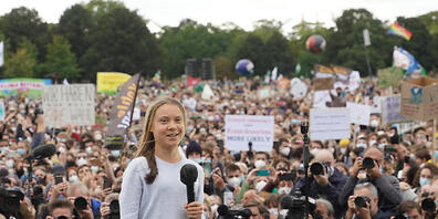 Die schwedische Klimaaktivistin Greta Thunberg spricht bei einer Demonstration von "Fridays for Future" vor dem Bundestag. Die Aktivisten fordern sozial gerechte und effektive Maßnahmen, um den globalen Temperaturanstieg auf 1,5 Grad Celsius zu be...