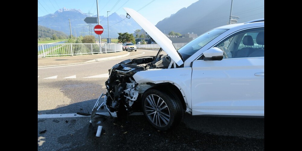 Das beschädigte Auto vom Verkehrsunfall.