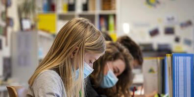 An den Zürcher Volksschulen soll bei Covid-Ausbrüchen neu befristet eine Maskentragpflicht angeordnet werden können. (Symbolbild)