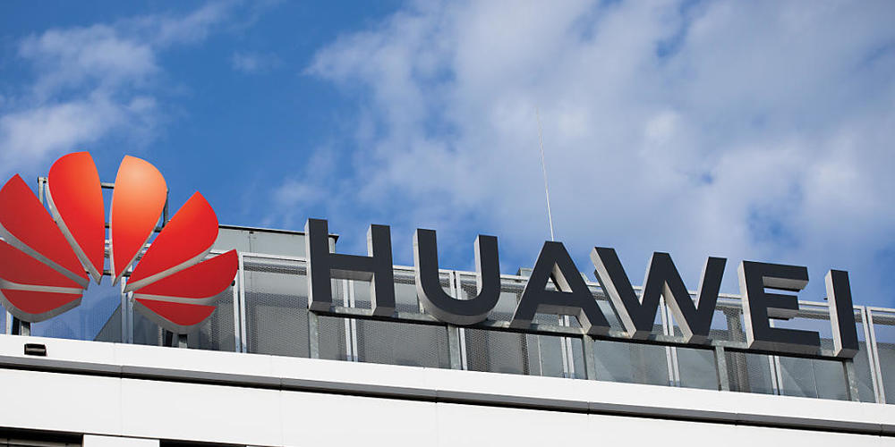 ARCHIV - Das Huawei-Logo am Firmenstandort in Düsseldorf. Die seit Jahren in Kanada festsitzende Huawei-Finanzchefin Meng Wanzhou kann nach einer Vereinbarung mit den US-Behörden nach China zurückkehren. Foto: Rolf Vennenbernd/dpa