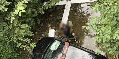 Das Auto des Junglenkers landete im Bach und verursachte dort eine Ölverschmutzung.