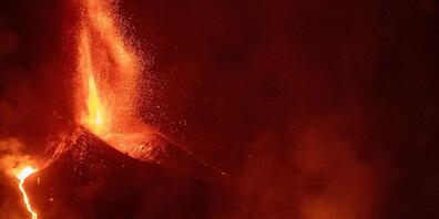 Der Vulkan Cumbre Vieja auf La Palma stößt Lava aus. Foto: Kike Rincón/EUROPA PRESS/dpa