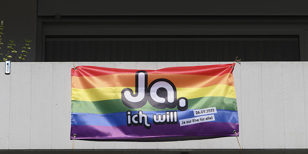 Künftig können in der Schweiz auch schwule und lesbische Paare zivil heiraten. Die Stimmbevölkerung hat der "Ehe für alle" mit einer knappen Zweidrittelsmehrheit zugestimmt. (Archivbild)