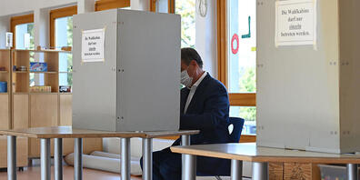 Armin Laschet, Bundesvorsitzender der CDU, Spitzenkandidat seiner Partei und Ministerpräsident von Nordrhein-Westfalen, bei der Stimmabgabe zur Bundestagswahl. Foto: Federico Gambarini/dpa-Pool/dpa