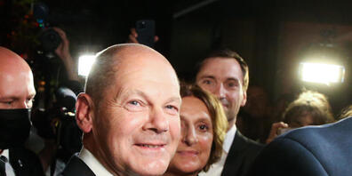 Olaf Scholz, Finanzminister und SPD-Kanzlerkandidat, steht nach der Wahlparty im Willy-Brandt-Haus mit seiner Frau Britta Ernst. Scholz hat am Sonntagabend nach den ersten Hochrechnungen seinen Anspruch, eine künftige Bundesregierung unter Führung...