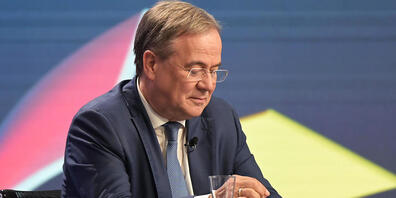 Armin Laschet (CDU), Kanzlerkandidat der Union, sitzt in einem Studio des ZDF bei der "Berliner Runde".  Ungeachtet der schweren Unions-Niederlage bei der deutschen Bundestagswahl will Laschet CDU-Parteichef bleiben. Hinsichtlich des Vorsitzes der...