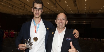 Nach der Siegerehrung an den EuroSkills: Sandro Weber mit Goldmedaille, begleitet von Experte Martin Schär.