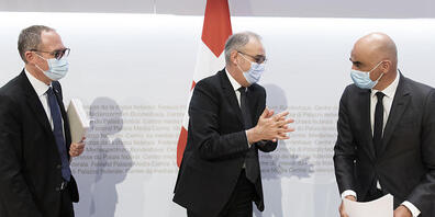 Bundespräsident Guy Parmelin (Mitte), Gesundheitsminister Alain Berset (rechts) sowie Kantonsvertreter Christian Rathgeb kämpfen zum zweiten Mal vereint gegen ein Referendum gegen das Covid-19-Gesetz. (Archivbild)