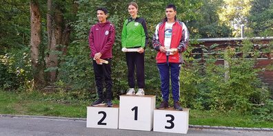 Lea Schmid (Mitte) Siegerin beim Regio Final bei den U17. 