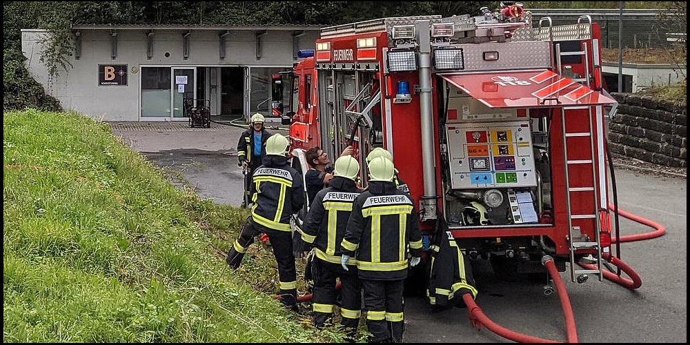 Die Feuerwehr bereitet sich vor dem Schiesstunnel auf den Brand vor.