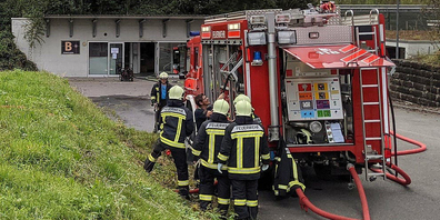 Die Feuerwehr bereitet sich vor dem Schiesstunnel auf den Brand vor.