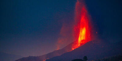 Der Vulkan Cumbre Vieja stößt Lava aus. Nach einer kurzen Pause am Montagvormittag setzte sich der Ausbruch fort. Foto: Kike Rincón/EUROPA PRESS/dpa