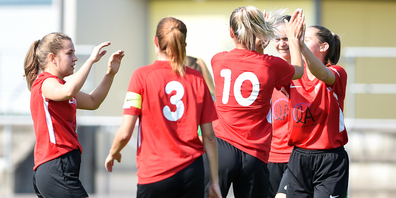Die Spielerinnen des FC Lachen/Altendorf feiern ihren Sieg.