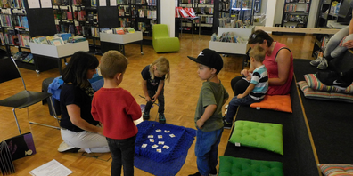 Die Kinder angeln den "kleinen weissen Fisch".
