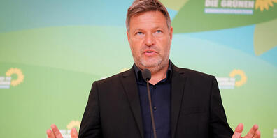 Robert Habeck, Bundesvorsitzender von Bündnis 90/Die Grünen, macht deutlich, dass erst nach den Koalitionsverhandllungen personelle Entscheidungen getroffen werden. Foto: Kay Nietfeld/dpa