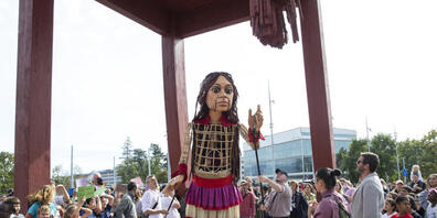 Die übergrosse Marionette Amal, ein Symbol für unbegleitete minderjährige Flüchtlinge, auf der Place des Nations in Genf.